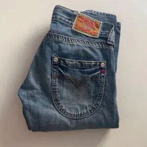 Lågmidjade replay jeans nypris 1500kr. Mått tvärsöver midjan är 37cm och innerbenslängden 86cm.