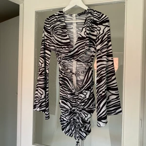 Zebraklänning - Helt oanvänd klänning med cut out. 