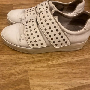 K cobler sneakers  - Säljer mina snygga sneakers från k cobler då de inte kommer till användning längre! De är välanvända och nån nit har lossnat men inget som direkt synns även lite smutsiga men borde gå och göra rent mer än vad jag gjort! ‼️ANVÄND EJ KÖP DIREKT‼️
