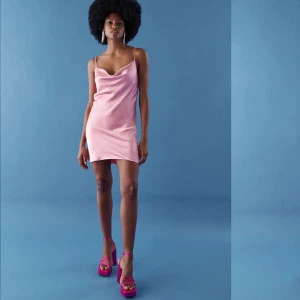 Byta Gina tricot klänning - Hej hej, jag har en rosa klänning från Gina i storlek 36 i en superfin rosa färg, men känner att den inte riktigt passar mig tyvärr. Undrar om någon antingen skulle vilja köpa den eller om någon eventuell har en likadan klänning fast i svart💕 (har aldrig använt klänningen utan bara testar)