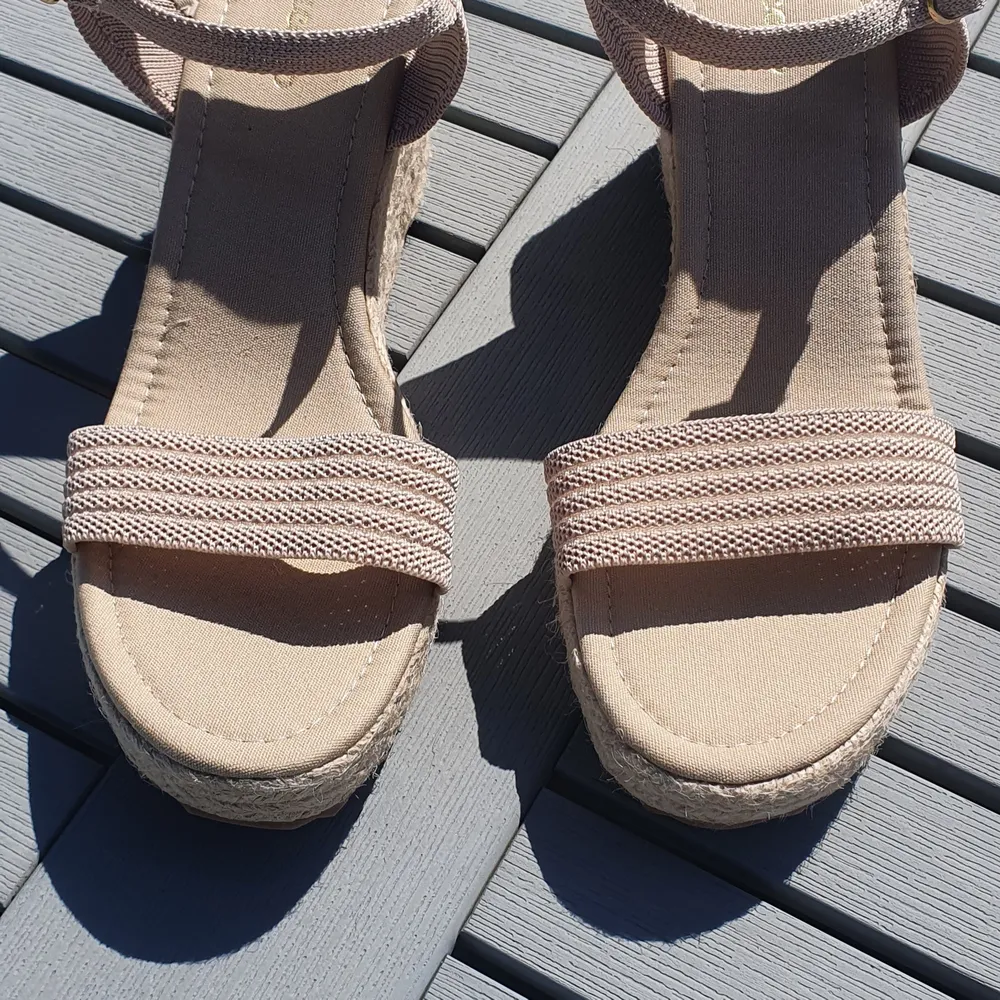 Oanvända fina sandaler i storlek 39.   Är på semester 20 juli - 3 augusti. Kan skickas innan och efter det. 😊. Skor.