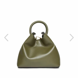 Elleme Baozi - INTRESSEKOLL! Elleme Paris Baozi Khaki Green I nyskick, ej använd Köpt för 415 EUR Diskuterar gärna pris, vid fler intresserade budgivning:)