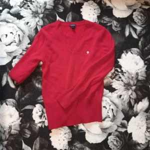 Röd, stickad ganttröja - Köptes 2020 på second hand men är i bra skick. Det står L som storlek i den men upplever den som en S/M. Lite lång i ärmarna men det går att vika upp. Kan posta om så önskas. Prata med mig innan du klickar på köp nu. Vid frågor hör av dig!