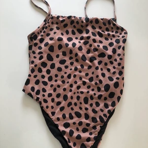 baddräkt  - En söt prickig baddräkt från Ginatricot 🤎