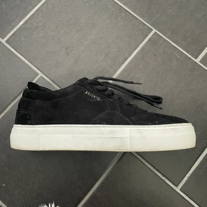 Axel Arigato - Säljer nu mina super fina axel arigato skor då se tyvärr ej kommer till användning, det är köpta i maj och är ej mycket använda, men finns absolut några defekter som fläckar på platån men det går att tvättas bort!!🫶🏻