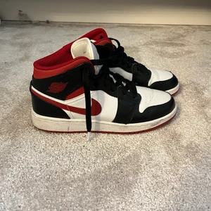 Jordan 1 mid red - Ett par äkta röda jordans i model ” 1 mid ”. De är köpta i september 2021 ifrån restock. Orginal pris (1900kr). I fint stick och bara andvända ett par gånger. Sko kartongen följer med. ( tvätt sker innan köp). 