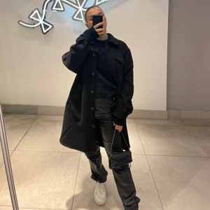 A-dsgn läder byxor svarta  - Hej! Säljer mina underbara läderbyxor från a-dsgn, de är i storlek xxs (jag är vanligtvis xs) men skulle säga att de är lite större i storlekarna och därav har jag storlek xxs. Tyvärr så har jag gått upp en del i vikt och kan inte längre ha på mig dessa, fast jag önskar. De har sjukaste passformen🤩säljer dom för 500kr. Frakt får köperen stå för❤️ köpte dom för 999 i deras pop-up butik🥰