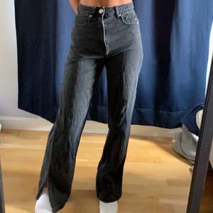 Högmidjade svarta straight jeans med slits. Köpta för 1 år sedan.