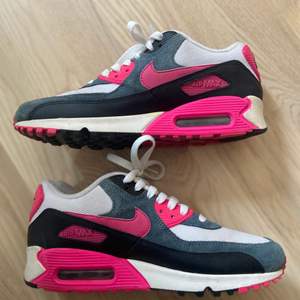 Snygga Nike air Max inköpta för några år sen, sparsamt använda (kanske 3-4 gånger), för små för mig. Vita, gråa och rosa i färgen 