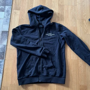 Peak Performance Kofta - Mysig kofta från Peak Performance köpt i peak performance butiken i stockholm city. Ganska använd men inga ytliga skador. Strl 170 men kan användas upp mot M i vuxen. 