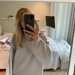 Stickad tröja - Säljer en till stickad tröja!! Jätte fin och skön och passar till allt. Ganska bra skick och super fin! Köparen står för frakt. Köpt för 350 och säljer för 250💓💓