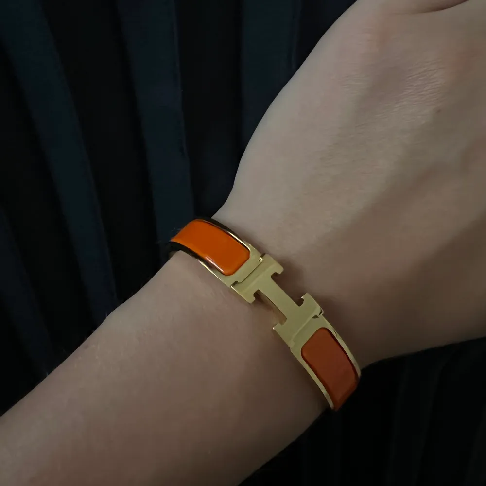Det populära Hermés-armbandet i guld/orange!  Ordinarie pris 6300 kr! Använt endast 2-3 gånger, ser oanvänt ut. Boxen har däremot en fläck!  Köpt på NK i Stockholm! Använt . Övrigt.