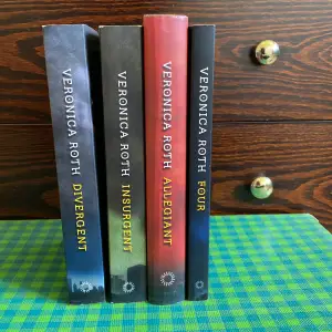 Hela serien Divergent av Veronica Roth, på svenska. ”Allegiant” är inbunden, de andra tre pocket. +novellsamlingen ”Four” !  Säljer helst samlingen som helhet, vill man ha en/någon diskuterar vi pris!😊✨