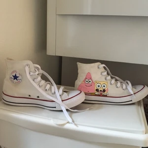 Converse  - ✨Höga vita converse som jag själv har målat på med textilfärg.✨ Skorna är i bra skick och är nytvättade innan målning🔥. Även om färgen ska tåla vatten rekomenderara jag att vara ömtålig och försiktig med skorna för att det ska hålla. 