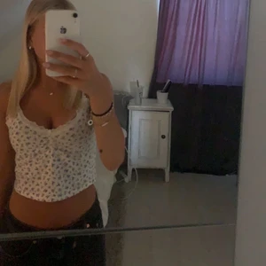 Blommigt linne - Blommigt linne från hm. Bra skick. Användt få tal gånger skriv privat om ni undrar något😇😇