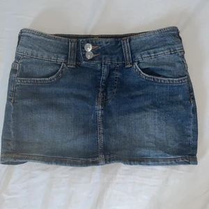 Minikjol i jeans - En fin minikjol i strl 34. Jag har aldrig använt den för att den inte riktigt var min stil. Jag är 162 cm och den passar mig.