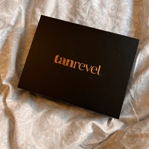 TanRevel - Har dubbla kit, därav vill jag sälja bort ena. Själva sprayaren har fått som svarta fläckar (se bild 3), som jag inte får bort. Men den är helt clean annars. Skriv till mig för pris om du är intresserad☺️