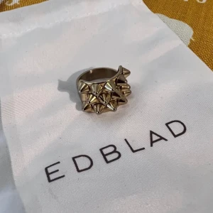 Edblad ring med nitar - Säljer min fina ring Storlek 16 Ny annons pga oseriös köpare