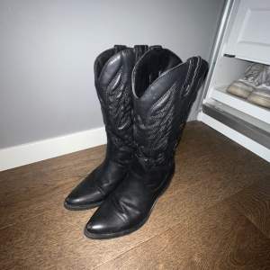 Cowboy boots från Zalando Använda några fåtal gånger Lite slitna längst fram