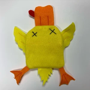 PLÅNBOK - SUPERSÖT plånbok i form av en ” påkörd” anka.  Eget mönster och handsydd Vid intresse kontakta oss via Instagram @nyttognyggt.uf Frakt ingår