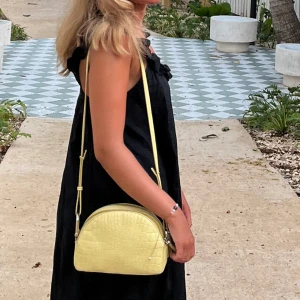 Gul väska från & Other Stories - Superfin väska från & Other Stories i bra skick! Kedjorna har rostat något.  Väskan har två fack med dragkedja. 