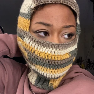 Virkad balaklava 🥷 - Säljer nu virkade balaklavas! Finns i alla olika färger. Den på bilden är strl M, alltså är hålet medium-sized. Kommer även finnas L, där inget täcker munnen, och S, där bara ögonen och lite av pannan syns. Hör av er för att beställa! 😺