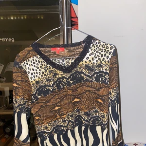 Tröja med spets och djurprint - Super snygg tröja i storlek S med djurprint och spets. Stretchig och Trekvarts ärmar. Den passar även M💗