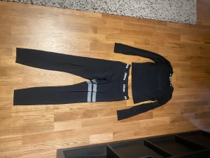 Svart stronger sett - Svart stronger sett med båda byxor och en tränings tröja❤️