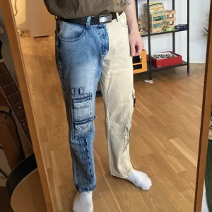 Unika Raka Cargojeans med löstagbara remmar - Rak passform, cargofickor i varierande stil på båda sidor. Storlek XL. Remmarna är löstagbara om de inte faller dig i smaken. (Se bild 1)