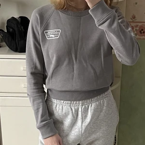 Grå Vans sweatshirt - Mysig tröja från Vans i storlek XS, mjuk på insidan  Fint skick!