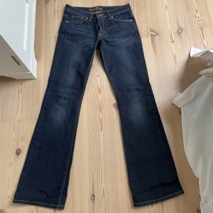Mörkblå jeans  - Jättesnygga lågmidjade utsvänga jeans från East West! 