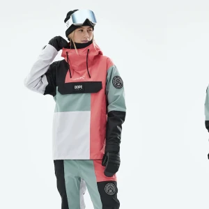 Snowboard/skidjacka dope - Säljer denna snowboard/skidjacka ifrån dope. Endast använd en vecka så den är i väldigt fint skick. Nypris 1799 kr. Storlek L  (passar eventuellt M också). Har en oversize fit och är en skaljacka. 😊