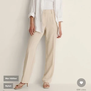 Kostymbyxor  - Kostymbyxor från NA-KD. Modell kostymbyxor med medelhög midja. 