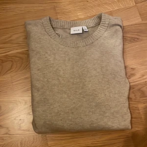 Vila tröja - Säljer min beig aktiga vila tröj som är i storlek small (S) för att jag inte tyckte att färgen passade mig. Det är en stickad tröja och den har aldrig kommit till andvändning🫶🏼