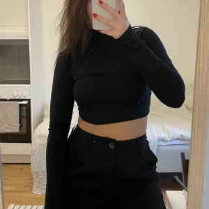 Croppad turtleneck - Aldrig använd. Bra och fint ribbat material. Från Nelly