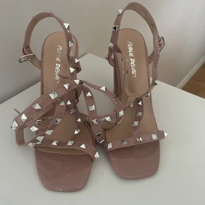 Klackskor  - Snygga klackskor från Asos. Helt oanvända. Storlek 5 som motsvarar storlek 38. 