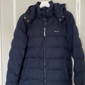 GANT Jacka - Marinblå dunjacka GANT Storlek 176 cn (16years) Fin o bra skick 