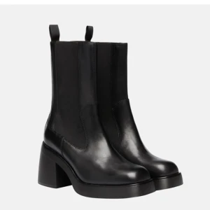 Vagabond Brooke  - Vagabond Brooke Chelsea boots stl 40   Snygga och stilrena Vagaboond boots. Inköpta för en månad sen men knappt använda pga storleken var fel för mig   Läder. Klackhöjd ca 8,5 cm  Nypris 1800kr