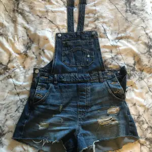 Ett par super fina hängsle shorts köpta från H&M för något år sedan. Använd 1 gång. Nytt skick.  Frågor?  Skriv i DM  Köparen står för frakten.