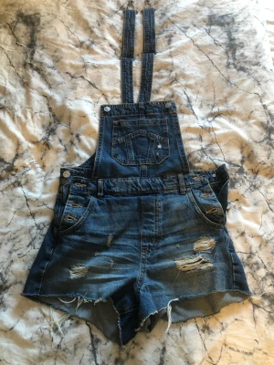 Hängsle shorts - Ett par super fina hängsle shorts köpta från H&M för något år sedan. Använd 1 gång. Nytt skick.  Frågor?  Skriv i DM  Köparen står för frakten.