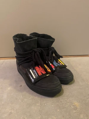 Inuikii skor - Jag säljer mina inuikiis i storlek 40. Jag har i vanliga fall storlek 39. Sparsamt använda. Inga tydliga defekter