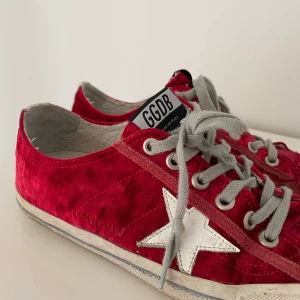 Golden goose skor  - Jättefina golden goose skor i röd sammet, storlek 40. 1000kr+ frakt. Bara kontakta för fler bilder (Ej sålda) 