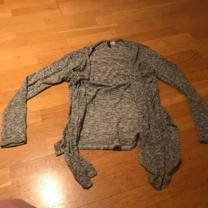 Tunn grå kofta - Fin tunn grå kofta från Hm. Använd men i bra skick :)