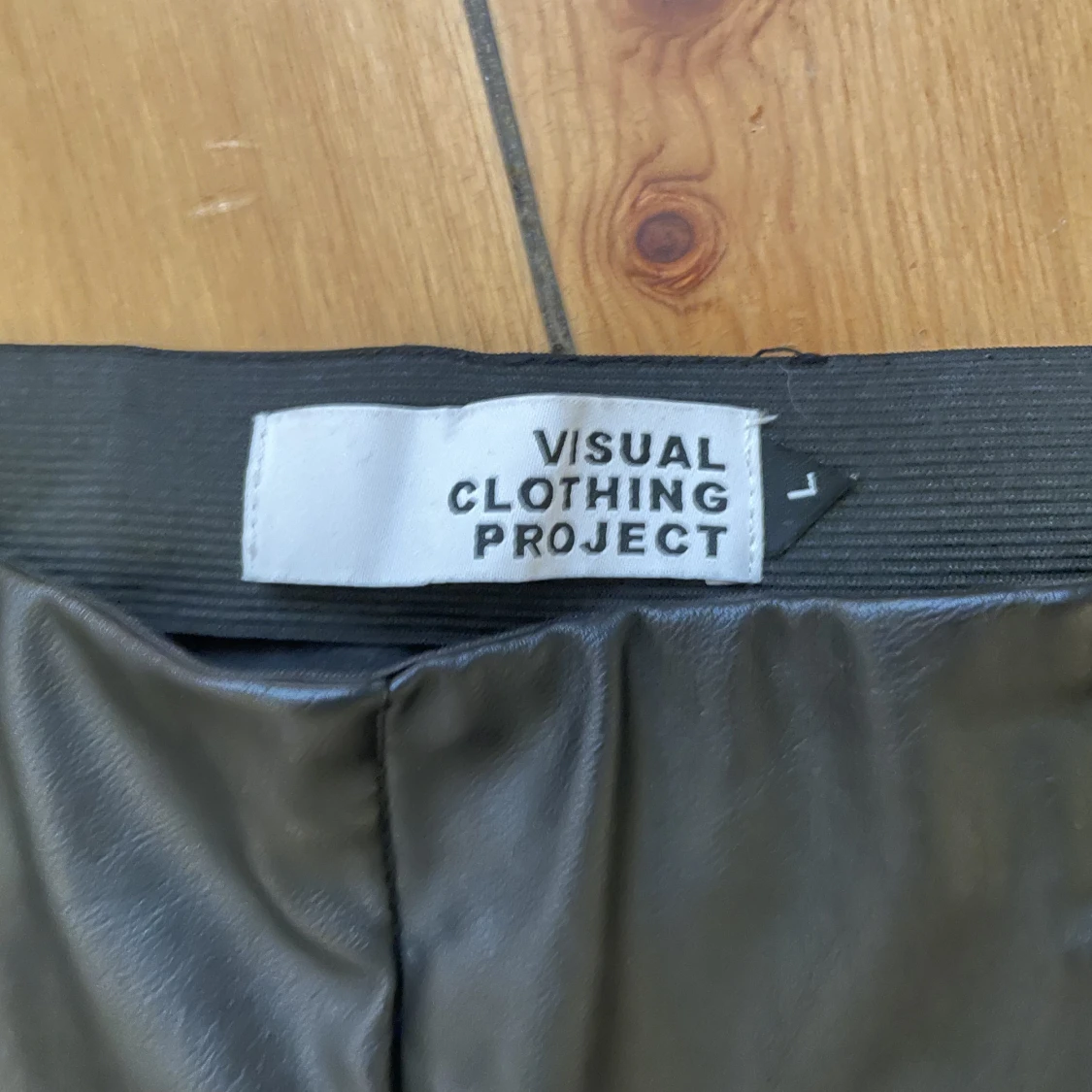 Svarta "skinnbyxor, "läderbyxor" i fejkmaterial - 90