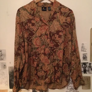  Skjorta  - söt blommig skjorta men jätte skönt material :)