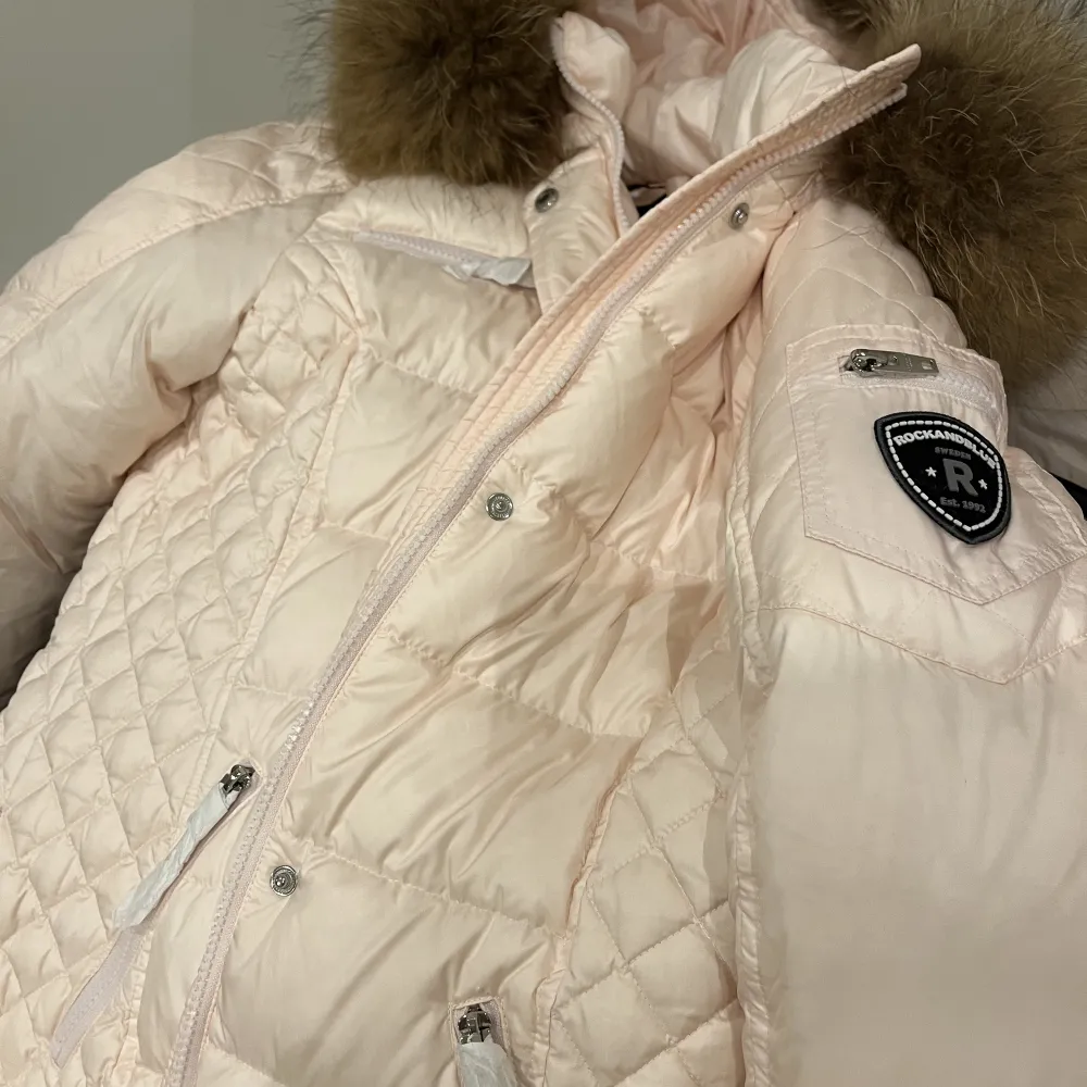 En härlig rosa rock and blue jacka som är helt ny, ändast testad. Säljer pga att den är för liten för mig tyvärr. Fråga för mer bilder. . Takit.