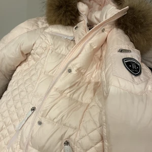 Ny rock and blue jacka  - En härlig rosa rock and blue jacka som är helt ny, ändast testad. Säljer pga att den är för liten för mig tyvärr. Fråga för mer bilder. 