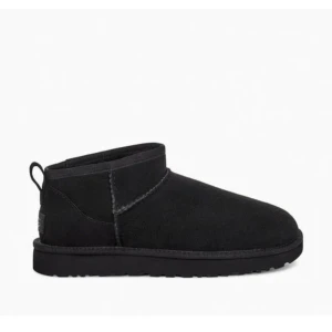 Uggs - Säljer uggs då dom är för små för mig. Inte äkta. Helt nya, oanvända. Storlek 42 men passar typ 39/40. Nypris 1000