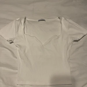 Topp - Vit topp från Zara, köpt för 180kr och säljer nu för 80kr. Den är använd 1 gång. 