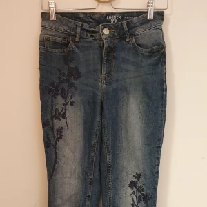 Broderade Jeans - Jeans med blommor inbroderade från Lindex, inga defekter & bra skick
